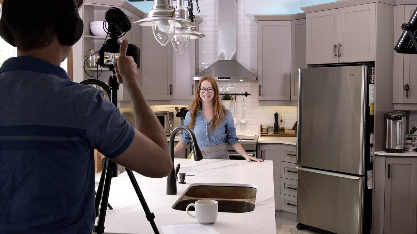 Manon, de La Petite Bette, filmée dans sa cuisine.